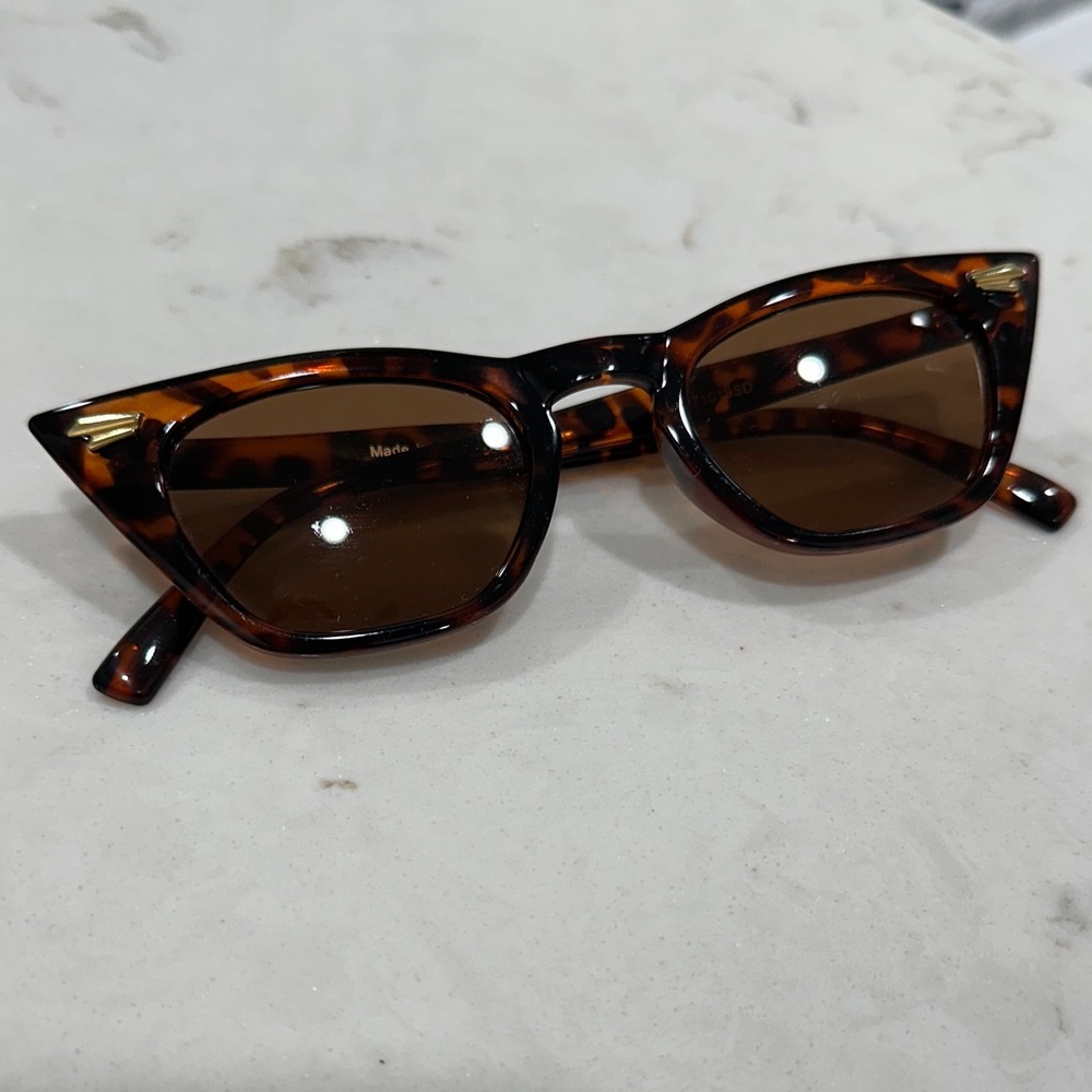 Chic Tortoise Shell Cat-Eye Sunglasses